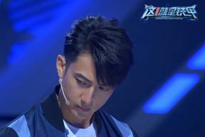 吴尊思考如何排兵布阵