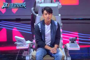 吴尊向众裁判表达自己的看法